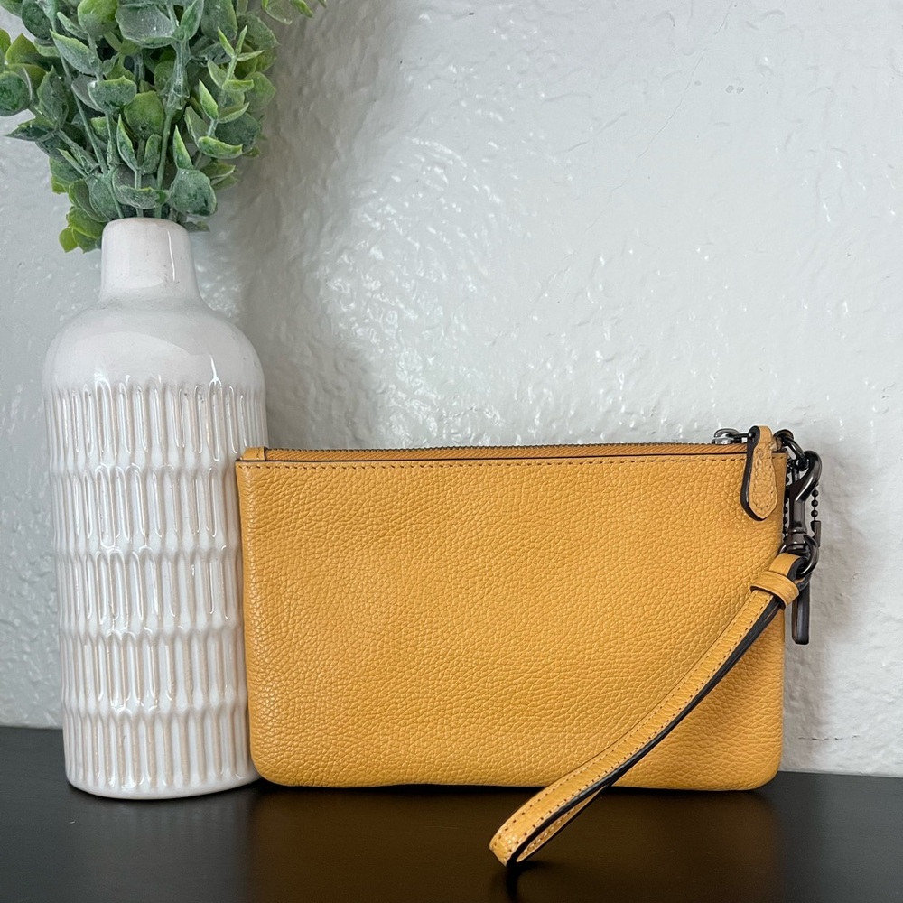 ✨NWOT - Coach Pebbled Leather Small Wristlet in Honeycomb✨ - Picture 5 of 9